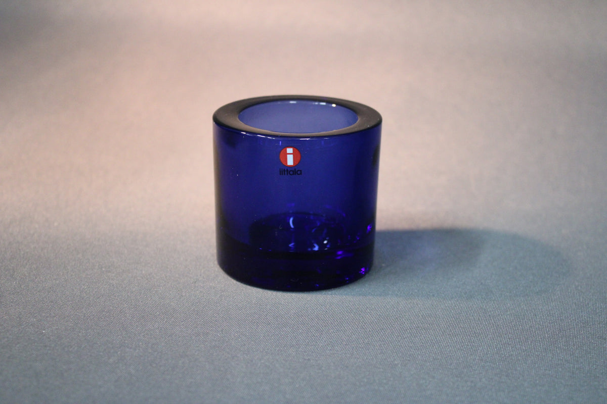 Iittala Kivi -kynttilälyhty, ultramariininsininen, lähikuva.