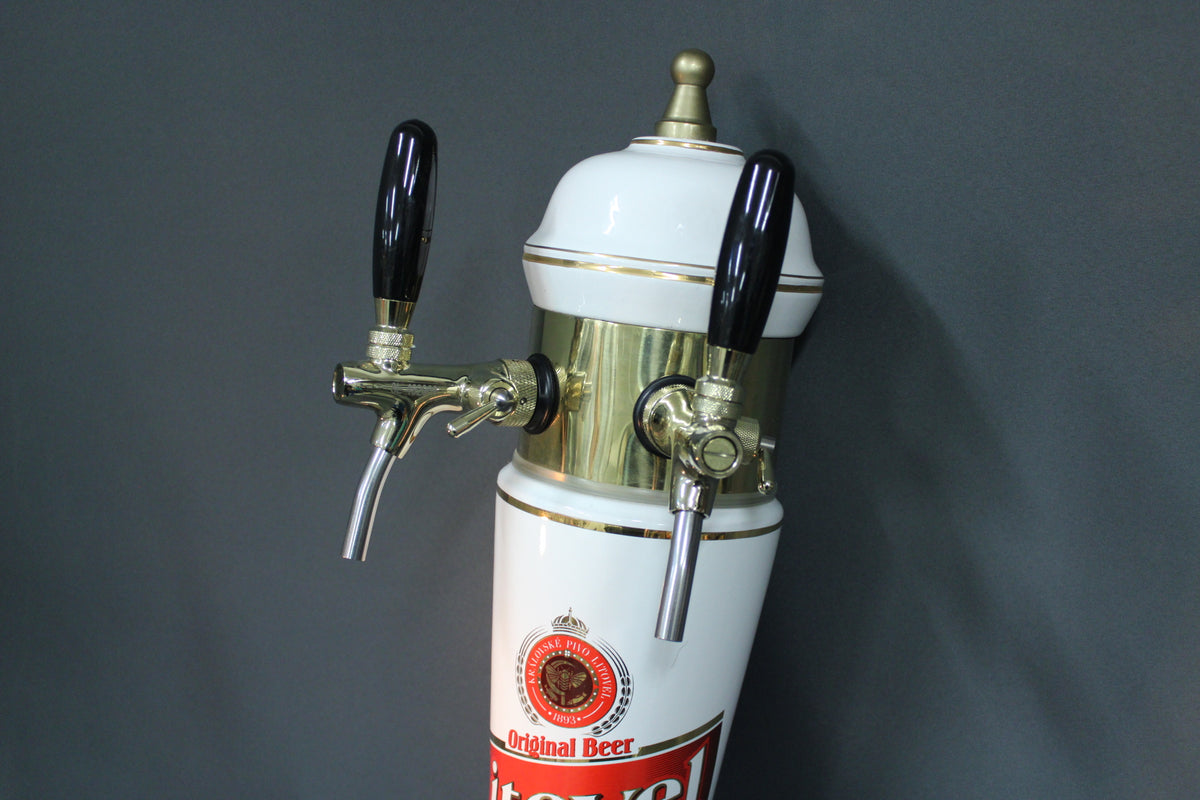 Litovelビールタップ上部の真鍮製蛇口2つ。
