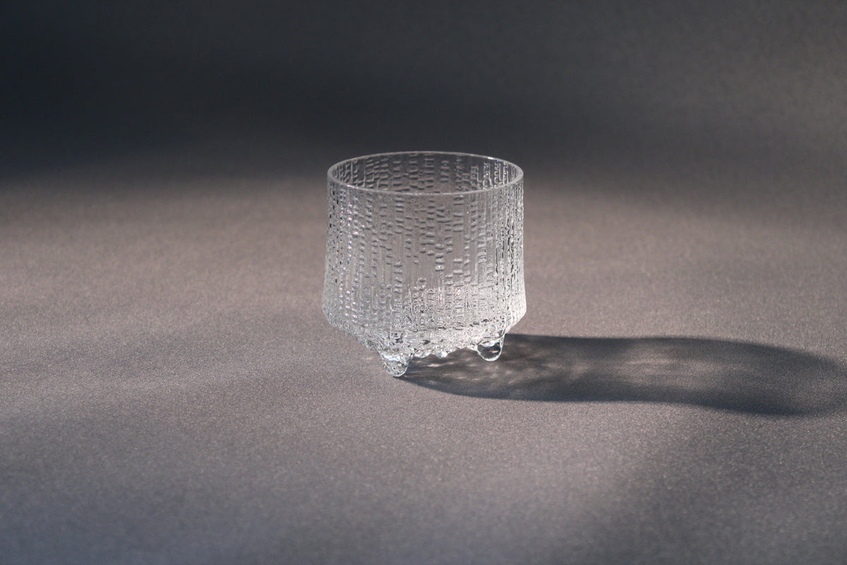 Iittala Ultima Thule On-the-Rocks -lasi 28 cl. Tapio Wirkkalan suunnittelema paksupohjainen designlasi viskille ja cocktaileille – jääpintainen klassikko.