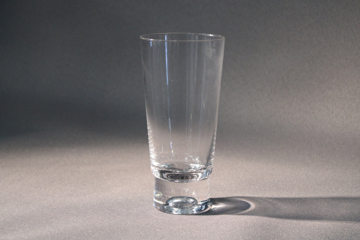 Iittala Future -juomalasi, suunnittelija Tapio Wirkkala. Moderni suomalainen klassikko – yksinkertainen, kaunis ja käytännöllinen.