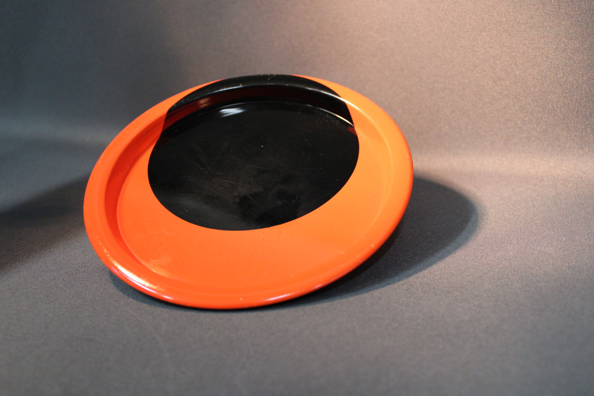Aarikka Tuliainen metallilautanen, punainen ja musta, suomalainen design