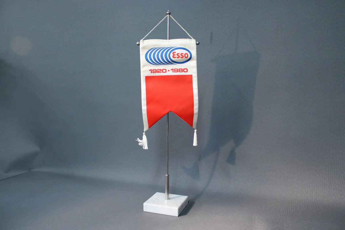 Vintage Esso mainosviiri huoltoasemalta