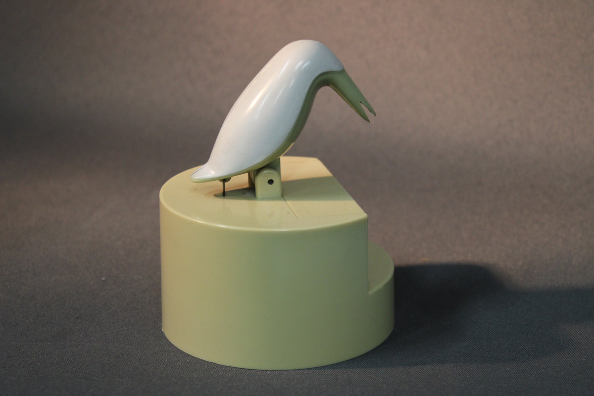 横から見たつまようじディスペンサー、鳥のフィギュアが傾いている。