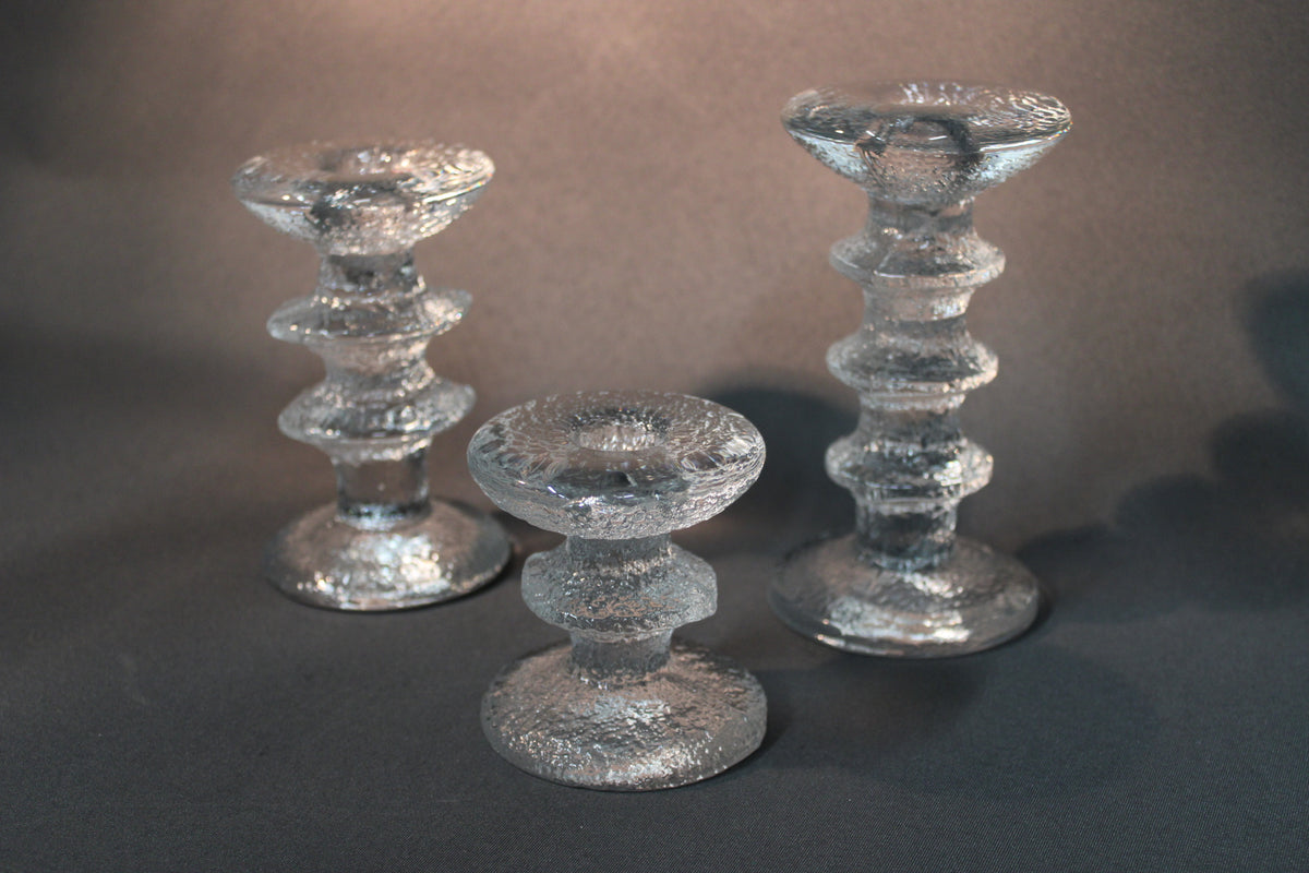 Iittala Festivo -kynttilänjalat, 1-, 2- ja 3-solmuiset, suunnittelija Timo Sarpaneva