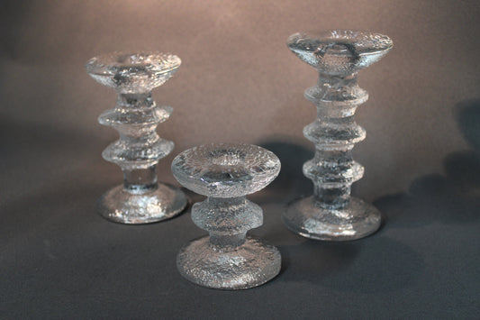 Iittala Festivo -kynttilänjalat, 1-, 2- ja 3-solmuiset, suunnittelija Timo Sarpaneva