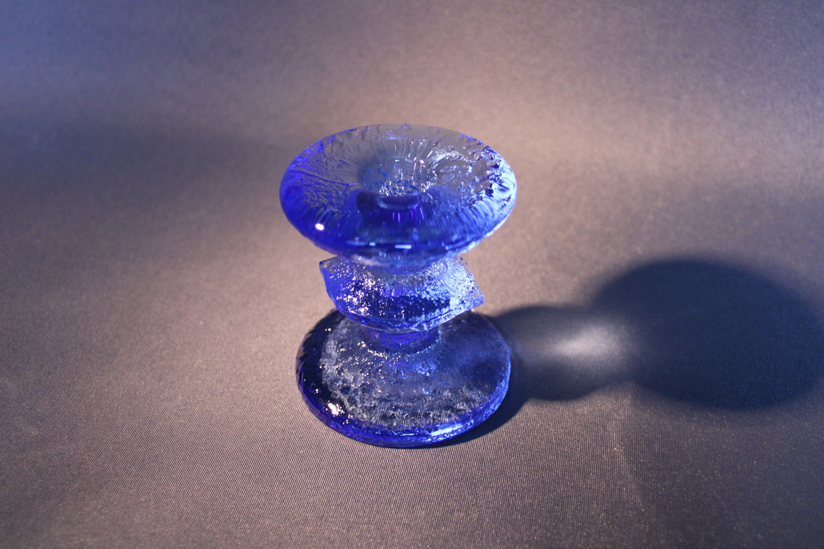 Iittala Festivo sininen kynttilänjalka viistosta