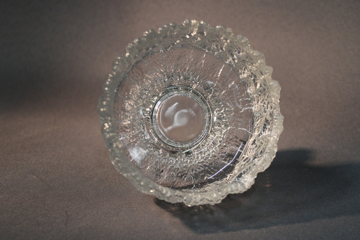 Iittala Frosted -jälkiruokakulho yläkuvassa, jäämäinen pinnan tekstuuri.