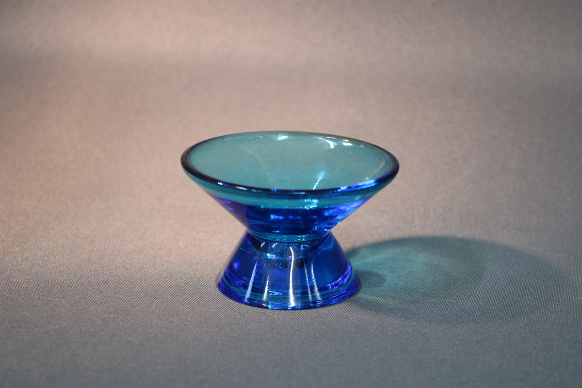 Turkoosi Iittala Kartio kynttilänjalka – suomalainen design