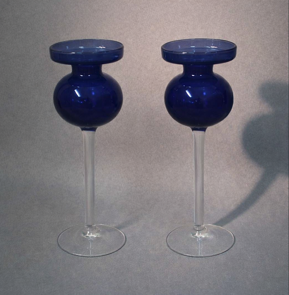 Iittala sininen kynttilänjalka 2660 sivusta kuvattuna