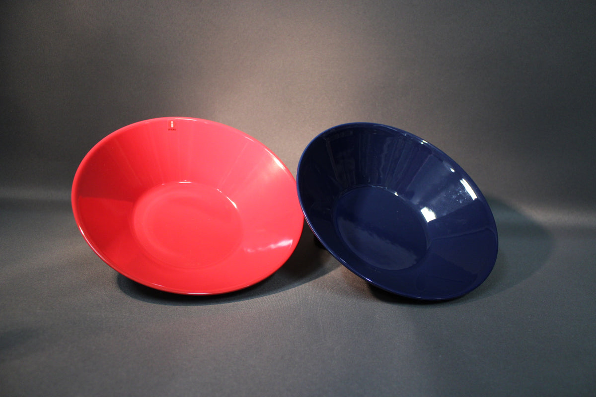 Iittala Teema -kulhot punaisena ja tummansinisenä vierekkäin.
