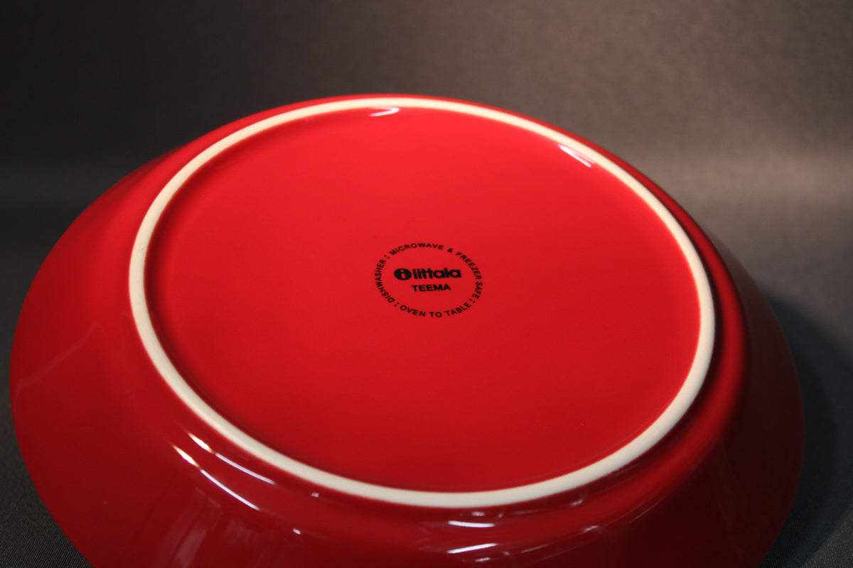 Punainen Iittala Teema -lautanen.