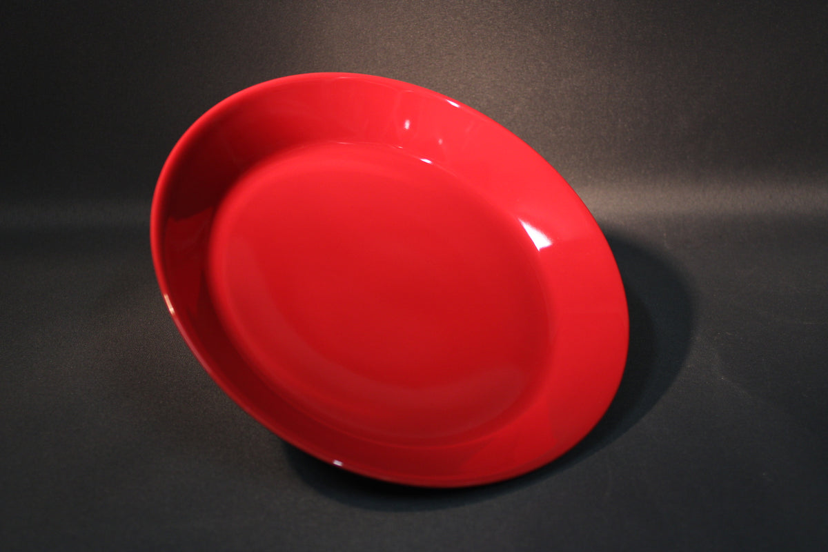 Punainen Iittala Teema -lautanen.