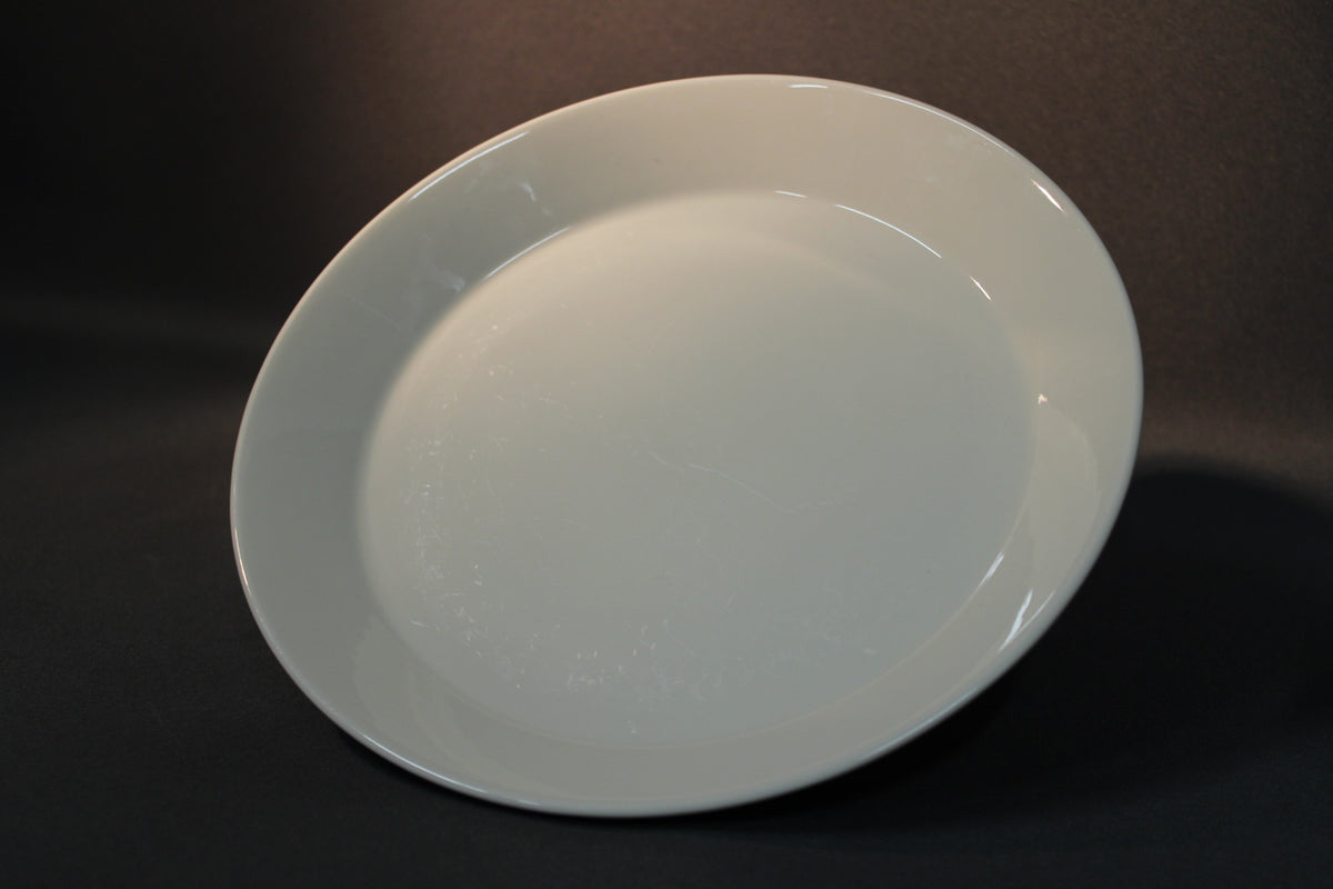 Valkoinen Iittala Teema -lautanen, jossa näkyy käytönjälkiä.
