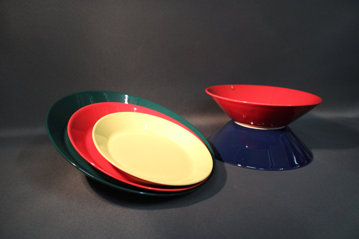 Iittala Teema -lautasten ja kulhojen värivalikoima – vihreä, punainen, keltainen ja sininen.