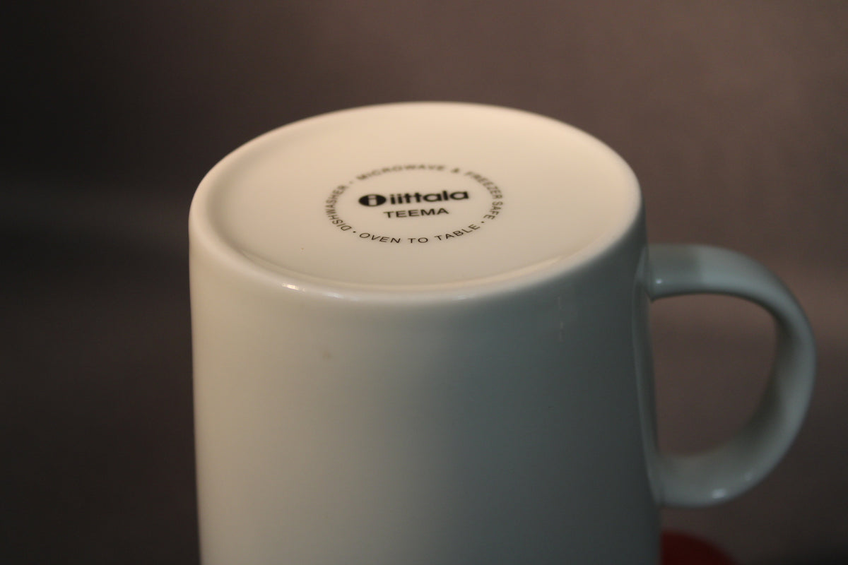 Valkoisen Iittala Teema -mukin pohjaleima lähikuvassa.