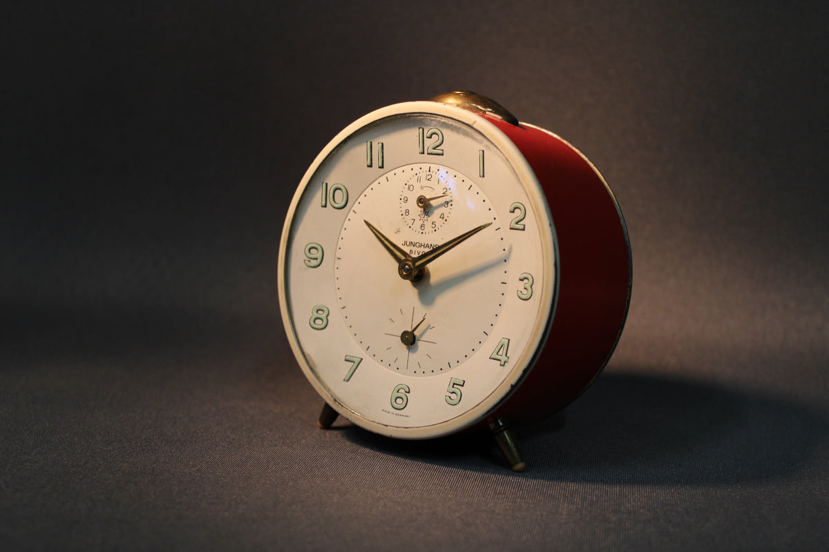 Junghans Bivox vedettävä herätyskello 1960-luvulta, punainen kuori, klassinen saksalainen vintage-kello