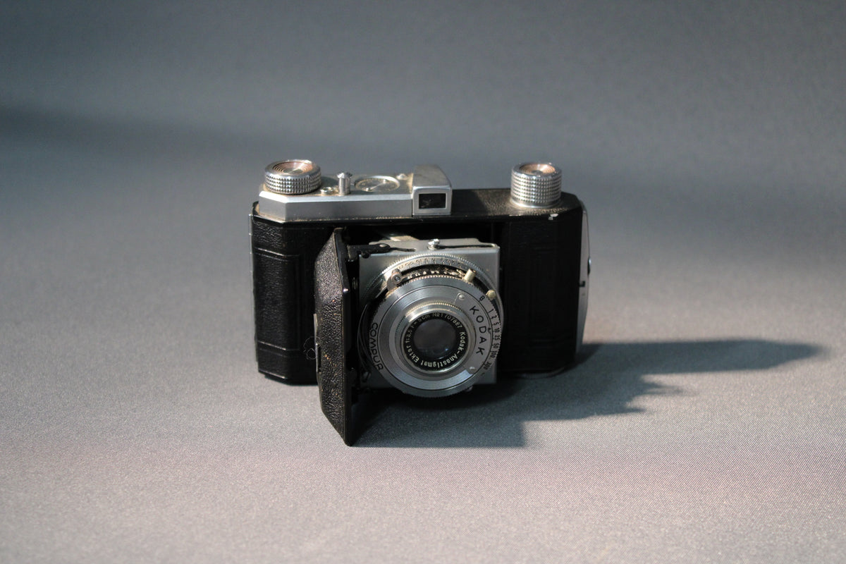 Kodak Retina Ia vintage 35mm filmikamera 1950-luvulta, Schneider-Kreuznach -objektiivi ja alkuperäinen ruskea nahkakotelo